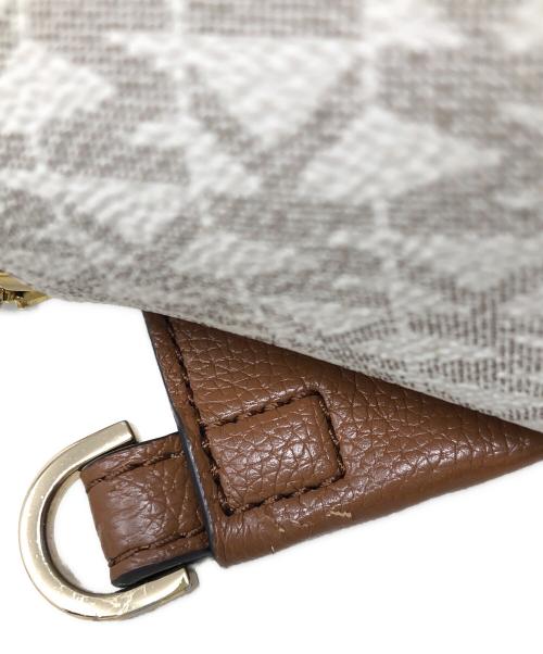 MICHAEL KORS（マイケル・コース）MICHAEL KORS (マイケル・コース) リュック ERIN（エリン）シグネチャー スモール コンバーチブル アイボリー サイズ:実寸サイズにてご確認くださいの古着・服飾アイテム