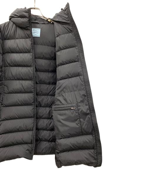 PRADA（プラダ）PRADA (プラダ) ダウンコート トライアングルロゴ ブラック サイズ:42の古着・服飾アイテム