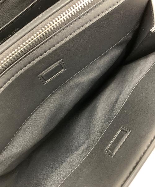 MICHAEL KORS（マイケル・コース）MICHAEL KORS (マイケル・コース) ハンドバッグ MKシグネチャー LAILA メタリック サッチェル ミディアム ブラック サイズ:実寸サイズにてご確認ください。の古着・服飾アイテム