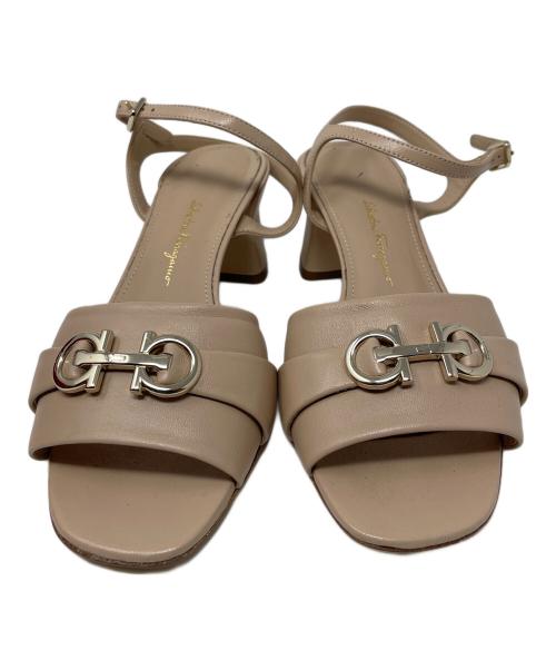 Salvatore Ferragamo（サルヴァトーレ フェラガモ）Salvatore Ferragamo (サルヴァトーレ フェラガモ) パンプス ONDINA（オンディーナ） ベージュ サイズ:6の古着・服飾アイテム