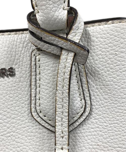 MICHAEL KORS（マイケル・コース）MICHAEL KORS (マイケル・コース) 2WAYバッグ ハンドバッグ ショルダーバッグ ADELE MD MESSENGER（アデル ミディアム メッセンジャー） ホワイト サイズ:実寸サイズにてご確認ください。の古着・服飾アイテム