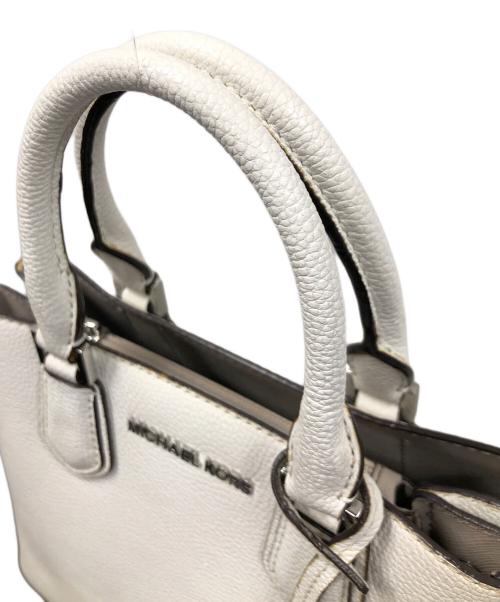 MICHAEL KORS（マイケル・コース）MICHAEL KORS (マイケル・コース) 2WAYバッグ ハンドバッグ ショルダーバッグ ADELE MD MESSENGER（アデル ミディアム メッセンジャー） ホワイト サイズ:実寸サイズにてご確認ください。の古着・服飾アイテム