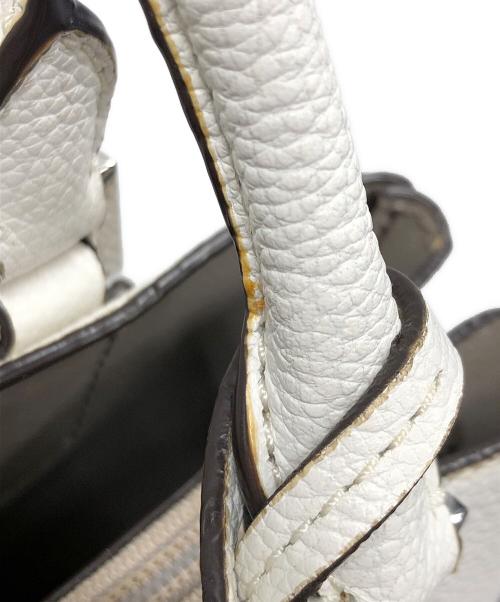 MICHAEL KORS（マイケル・コース）MICHAEL KORS (マイケル・コース) 2WAYバッグ ハンドバッグ ショルダーバッグ ADELE MD MESSENGER（アデル ミディアム メッセンジャー） ホワイト サイズ:実寸サイズにてご確認ください。の古着・服飾アイテム