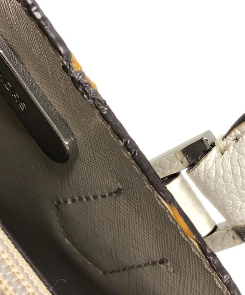 MICHAEL KORS（マイケル・コース）MICHAEL KORS (マイケル・コース) 2WAYバッグ ハンドバッグ ショルダーバッグ ADELE MD MESSENGER（アデル ミディアム メッセンジャー） ホワイト サイズ:実寸サイズにてご確認ください。の古着・服飾アイテム