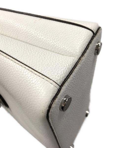MICHAEL KORS（マイケル・コース）MICHAEL KORS (マイケル・コース) 2WAYバッグ ハンドバッグ ショルダーバッグ ADELE MD MESSENGER（アデル ミディアム メッセンジャー） ホワイト サイズ:実寸サイズにてご確認ください。の古着・服飾アイテム