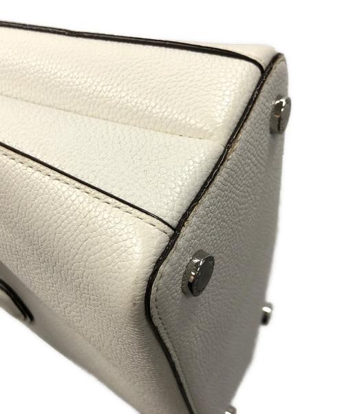 MICHAEL KORS（マイケル・コース）MICHAEL KORS (マイケル・コース) 2WAYバッグ ハンドバッグ ショルダーバッグ ADELE MD MESSENGER（アデル ミディアム メッセンジャー） ホワイト サイズ:実寸サイズにてご確認ください。の古着・服飾アイテム