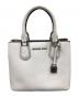 MICHAEL KORS (マイケル・コース) 2WAYバッグ ハンドバッグ ショルダーバッグ ADELE MD MESSENGER（アデル ミディアム メッセンジャー） ホワイト サイズ:実寸サイズにてご確認ください。：6000円