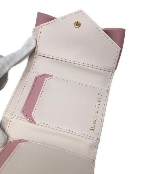 Maison de FLEUR（メゾンドフルール）Maison de FLEUR (メゾンドフルール) 3つ折り財布 ベルトリボンウォレット ピンク サイズ:実寸サイズにてご確認ください。 未使用品の古着・服飾アイテム