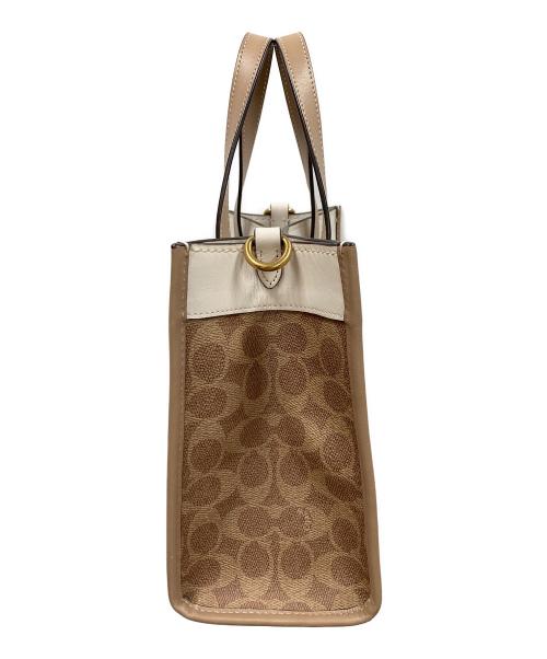 COACH（コーチ）COACH (コーチ) 2WAYバッグ ハンドバッグ ショルダーバッグ フィールド トート 22 シグネチャーキャンバス ホースアンドキャリッジプリント アイボリー×ベージュ サイズ:実寸サイズにてご確認ください。の古着・服飾アイテム