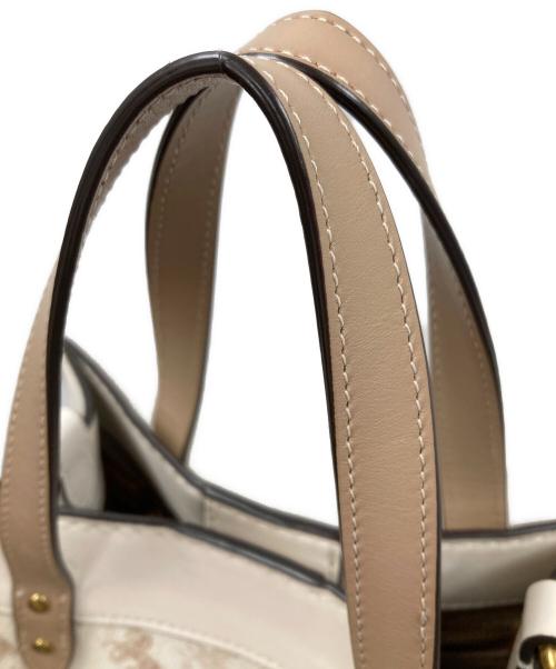 COACH（コーチ）COACH (コーチ) 2WAYバッグ ハンドバッグ ショルダーバッグ フィールド トート 22 シグネチャーキャンバス ホースアンドキャリッジプリント アイボリー×ベージュ サイズ:実寸サイズにてご確認ください。の古着・服飾アイテム