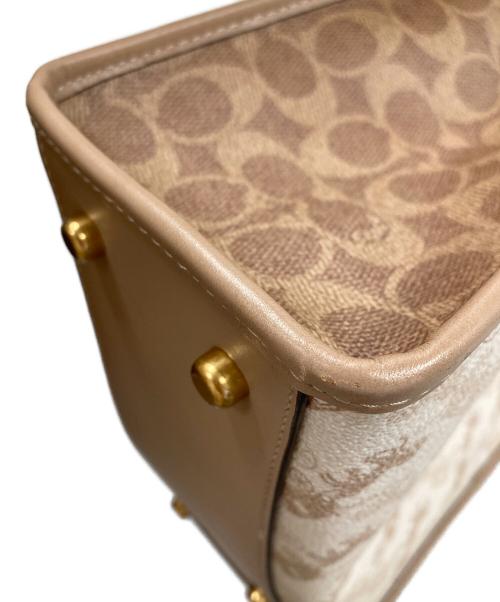 COACH（コーチ）COACH (コーチ) 2WAYバッグ ハンドバッグ ショルダーバッグ フィールド トート 22 シグネチャーキャンバス ホースアンドキャリッジプリント アイボリー×ベージュ サイズ:実寸サイズにてご確認ください。の古着・服飾アイテム