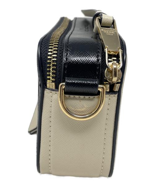 MARC JACOBS（マークジェイコブス）MARC JACOBS (マークジェイコブス) ショルダーバッグ ザ スナップ ショット アイボリー×ブラック サイズ:実寸サイズにてご確認ください。の古着・服飾アイテム