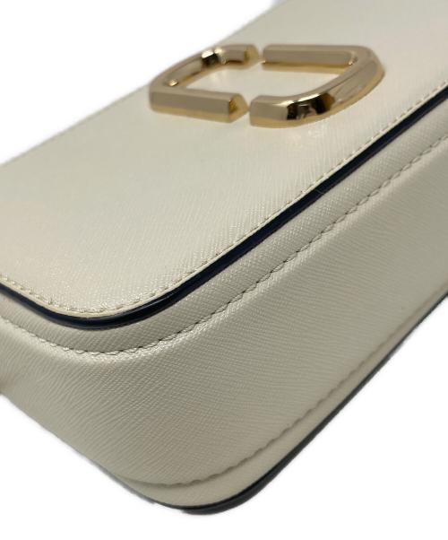 MARC JACOBS（マークジェイコブス）MARC JACOBS (マークジェイコブス) ショルダーバッグ ザ スナップ ショット アイボリー×ブラック サイズ:実寸サイズにてご確認ください。の古着・服飾アイテム