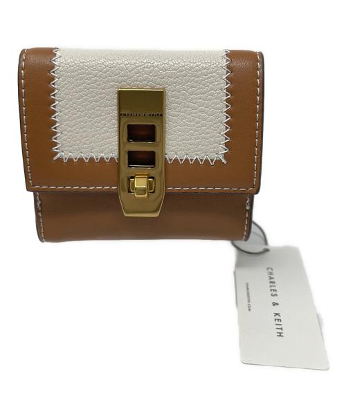 CHARLES & KEITH（チャールズアンドキース）CHARLES & KEITH (チャールズアンドキース) 2つ折り財布 ステッチトリム ターンロックウォレット ブラウン サイズ:実寸サイズにてご確認ください。 未使用品の古着・服飾アイテム