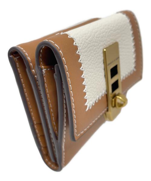 CHARLES & KEITH（チャールズアンドキース）CHARLES & KEITH (チャールズアンドキース) 2つ折り財布 ステッチトリム ターンロックウォレット ブラウン サイズ:実寸サイズにてご確認ください。 未使用品の古着・服飾アイテム