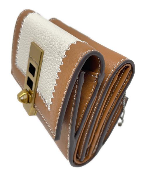 CHARLES & KEITH（チャールズアンドキース）CHARLES & KEITH (チャールズアンドキース) 2つ折り財布 ステッチトリム ターンロックウォレット ブラウン サイズ:実寸サイズにてご確認ください。 未使用品の古着・服飾アイテム