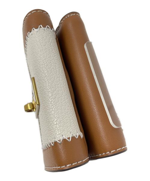 CHARLES & KEITH（チャールズアンドキース）CHARLES & KEITH (チャールズアンドキース) 2つ折り財布 ステッチトリム ターンロックウォレット ブラウン サイズ:実寸サイズにてご確認ください。 未使用品の古着・服飾アイテム