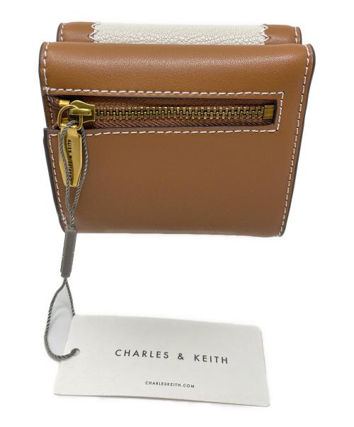 CHARLES & KEITH（チャールズアンドキース）CHARLES & KEITH (チャールズアンドキース) 2つ折り財布 ステッチトリム ターンロックウォレット ブラウン サイズ:実寸サイズにてご確認ください。 未使用品の古着・服飾アイテム