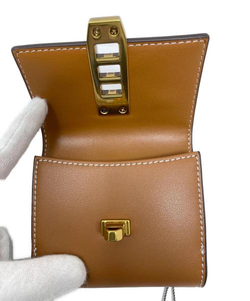 CHARLES & KEITH（チャールズアンドキース）CHARLES & KEITH (チャールズアンドキース) 2つ折り財布 ステッチトリム ターンロックウォレット ブラウン サイズ:実寸サイズにてご確認ください。 未使用品の古着・服飾アイテム