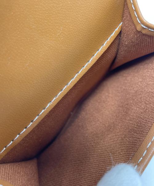 CHARLES & KEITH（チャールズアンドキース）CHARLES & KEITH (チャールズアンドキース) 2つ折り財布 ステッチトリム ターンロックウォレット ブラウン サイズ:実寸サイズにてご確認ください。 未使用品の古着・服飾アイテム