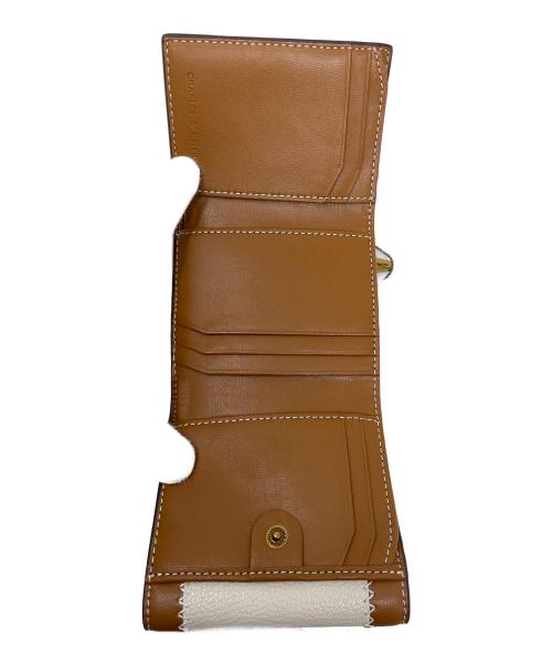 CHARLES & KEITH（チャールズアンドキース）CHARLES & KEITH (チャールズアンドキース) 2つ折り財布 ステッチトリム ターンロックウォレット ブラウン サイズ:実寸サイズにてご確認ください。 未使用品の古着・服飾アイテム