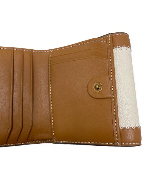 CHARLES & KEITH（チャールズアンドキース）CHARLES & KEITH (チャールズアンドキース) 2つ折り財布 ステッチトリム ターンロックウォレット ブラウン サイズ:実寸サイズにてご確認ください。 未使用品の古着・服飾アイテム