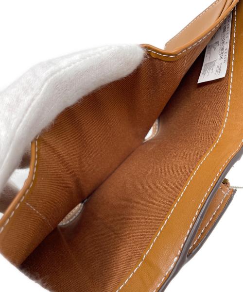 CHARLES & KEITH（チャールズアンドキース）CHARLES & KEITH (チャールズアンドキース) 2つ折り財布 ステッチトリム ターンロックウォレット ブラウン サイズ:実寸サイズにてご確認ください。 未使用品の古着・服飾アイテム
