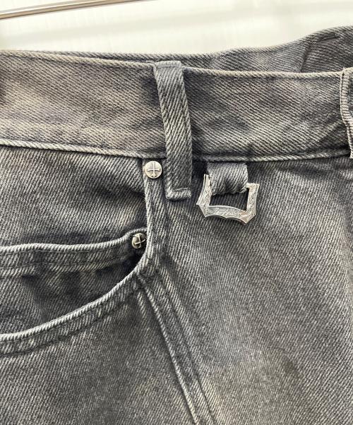SUPPLIER（サプライヤー）SUPPLIER (サプライヤー) バギージーンズ Cross Leather Patch Baggy Denim Pants（クロス レザー パッチ バギー デニム パンツ） グレー サイズ:Lの古着・服飾アイテム
