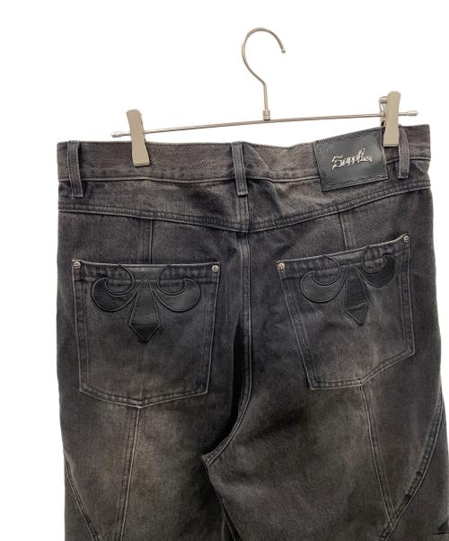 SUPPLIER（サプライヤー）SUPPLIER (サプライヤー) バギージーンズ Cross Leather Patch Baggy Denim Pants（クロス レザー パッチ バギー デニム パンツ） グレー サイズ:Lの古着・服飾アイテム