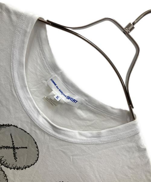 COMME des GARCONS SHIRT（コムデギャルソンシャツ）COMME des GARCONS SHIRT (コムデギャルソンシャツ) KAWS (カウズ) Tシャツ ホワイト サイズ:XLの古着・服飾アイテム