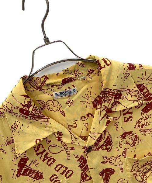 Sun Surf（サンサーフ）Sun Surf オープンカラーシャツ  L/S RAYON HAWAIIAN SHIRT “GOOD OLD DAYS”（ロングスリーブ レーヨン ハワイアン シャツ “グッド オールド デイズ”） イエロー サイズ:XXLの古着・服飾アイテム