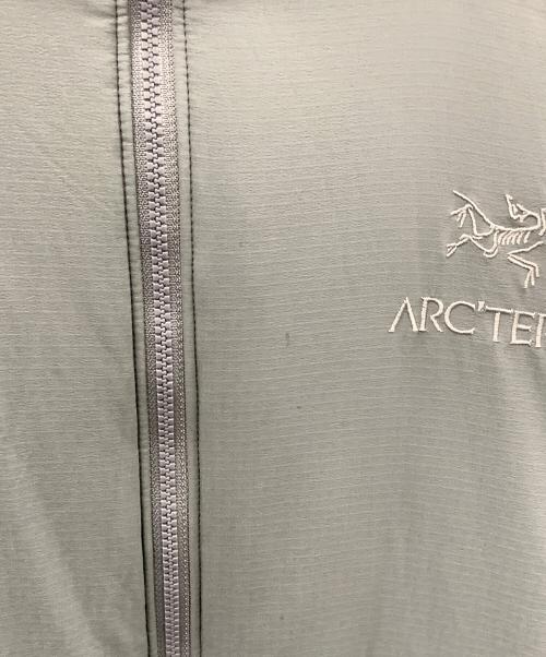 ARC'TERYX（アークテリクス）ARC'TERYX (アークテリクス) 中綿ジャケット ATOM LT HOODY（アトム エルティー フーディ） グレー サイズ:L/Gの古着・服飾アイテム