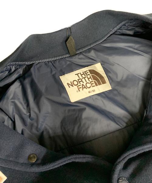 THE NORTH FACE（ザ ノース フェイス）THE NORTH FACE (ザ ノース フェイス) スタジャン VARISTY HEAT JACKET（バーシティ ヒート ジャケット） ネイビー×ブラウン サイズ:M/95 未使用品の古着・服飾アイテム