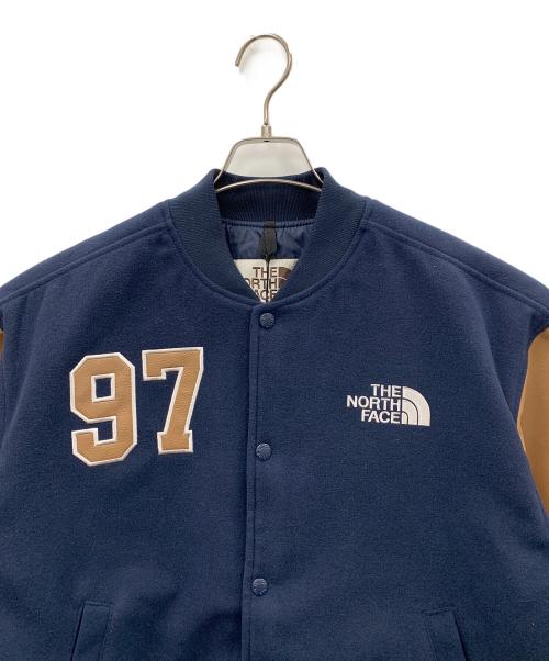 THE NORTH FACE（ザ ノース フェイス）THE NORTH FACE (ザ ノース フェイス) スタジャン VARISTY HEAT JACKET（バーシティ ヒート ジャケット） ネイビー×ブラウン サイズ:M/95 未使用品の古着・服飾アイテム