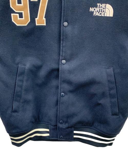 THE NORTH FACE（ザ ノース フェイス）THE NORTH FACE (ザ ノース フェイス) スタジャン VARISTY HEAT JACKET（バーシティ ヒート ジャケット） ネイビー×ブラウン サイズ:M/95 未使用品の古着・服飾アイテム