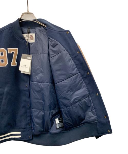 THE NORTH FACE（ザ ノース フェイス）THE NORTH FACE (ザ ノース フェイス) スタジャン VARISTY HEAT JACKET（バーシティ ヒート ジャケット） ネイビー×ブラウン サイズ:M/95 未使用品の古着・服飾アイテム