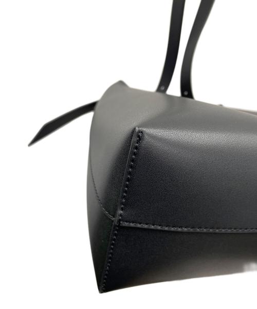 CHARLES & KEITH（チャールズアンドキース）CHARLES & KEITH (チャールズアンドキース) バッグ ダブルバックル トラペーズホーボーバッグ ブラック サイズ:実寸サイズにてご確認ください。の古着・服飾アイテム