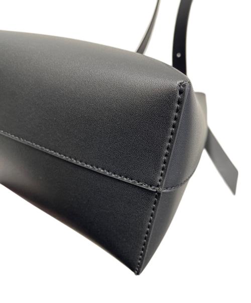 CHARLES & KEITH（チャールズアンドキース）CHARLES & KEITH (チャールズアンドキース) バッグ ダブルバックル トラペーズホーボーバッグ ブラック サイズ:実寸サイズにてご確認ください。の古着・服飾アイテム