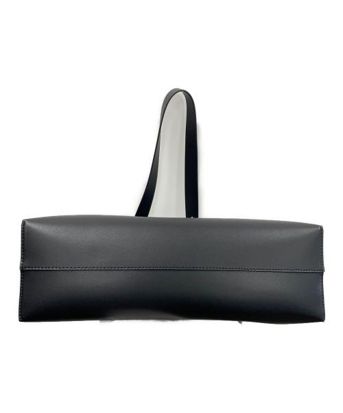 CHARLES & KEITH（チャールズアンドキース）CHARLES & KEITH (チャールズアンドキース) バッグ ダブルバックル トラペーズホーボーバッグ ブラック サイズ:実寸サイズにてご確認ください。の古着・服飾アイテム
