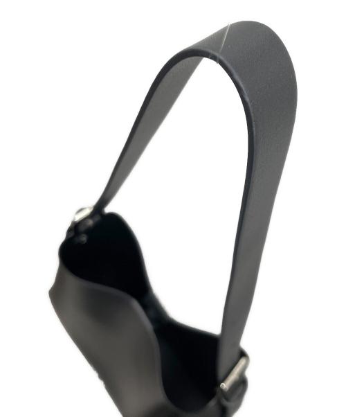 CHARLES & KEITH（チャールズアンドキース）CHARLES & KEITH (チャールズアンドキース) バッグ ダブルバックル トラペーズホーボーバッグ ブラック サイズ:実寸サイズにてご確認ください。の古着・服飾アイテム