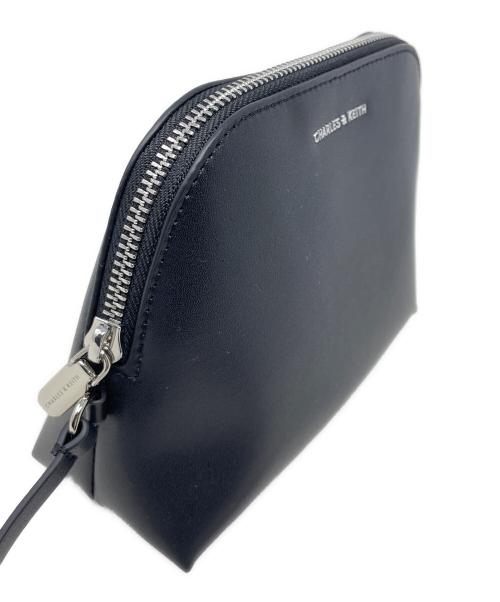 CHARLES & KEITH（チャールズアンドキース）CHARLES & KEITH (チャールズアンドキース) バッグ ダブルバックル トラペーズホーボーバッグ ブラック サイズ:実寸サイズにてご確認ください。の古着・服飾アイテム