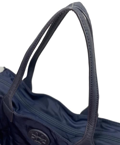TORY BURCH（トリーバーチ）TORY BURCH (トリーバーチ) 折りたたみトートバッグ ELLA PACKABLE TOTE（エラ パッカブル トートバッグ） ネイビー サイズ:実寸サイズにてご確認下さい。の古着・服飾アイテム