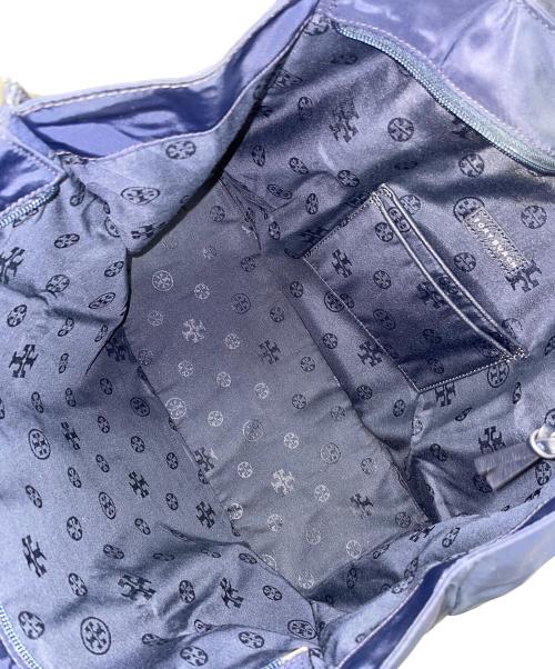 TORY BURCH（トリーバーチ）TORY BURCH (トリーバーチ) 折りたたみトートバッグ ELLA PACKABLE TOTE（エラ パッカブル トートバッグ） ネイビー サイズ:実寸サイズにてご確認下さい。の古着・服飾アイテム