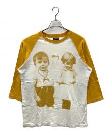 stussy（ステューシー）の古着「ラグランTシャツ KIDS PHOTO TEE（キッズ フォト ティー）」｜マスタード×ホワイト