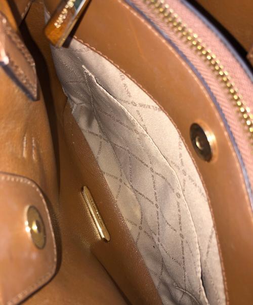MICHAEL KORS（マイケルコース）MICHAEL KORS (マイケルコース) 2WAYバッグ ショルダーバッグ ハンドバッグ  エミリア サッチェル ブラウン サイズ:実寸サイズにてご確認下さい。の古着・服飾アイテム