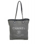 CHANEL（シャネル）の古着「ロゴチェーントートバッグ」｜グレー