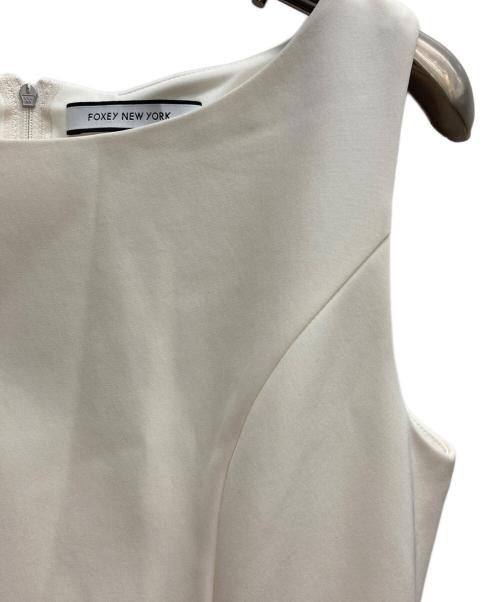 FOXEY NEWYORK（フォクシーニューヨーク）FOXEY NEWYORK (フォクシーニューヨーク) ノースリーブワンピース ホワイト サイズ:38の古着・服飾アイテム