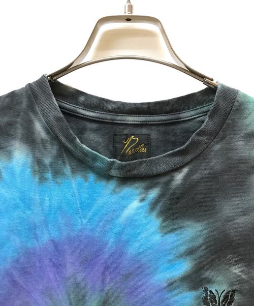Needles（ニードルズ）Needles (ニードルズ) STUDIOUS (ステュディオス) 別注 パピヨン胸刺繍タイダイ柄Tシャツ ブルー×グリーン サイズ:Mの古着・服飾アイテム
