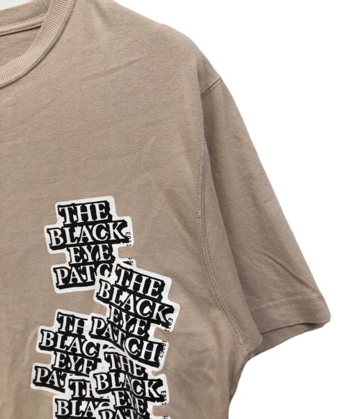 THE BLACK EYE PATCH（ブラックアイパッチ）THE BLACK EYE PATCH (ブラックアイパッチ) ロゴプリントTシャツ ベージュ サイズ:Mの古着・服飾アイテム