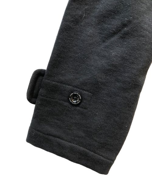 CUNE（キューン）CUNE (キューン) うさぎロゴプリントレザーパッチ裏毛ダッフルコート ブラック サイズ:1の古着・服飾アイテム